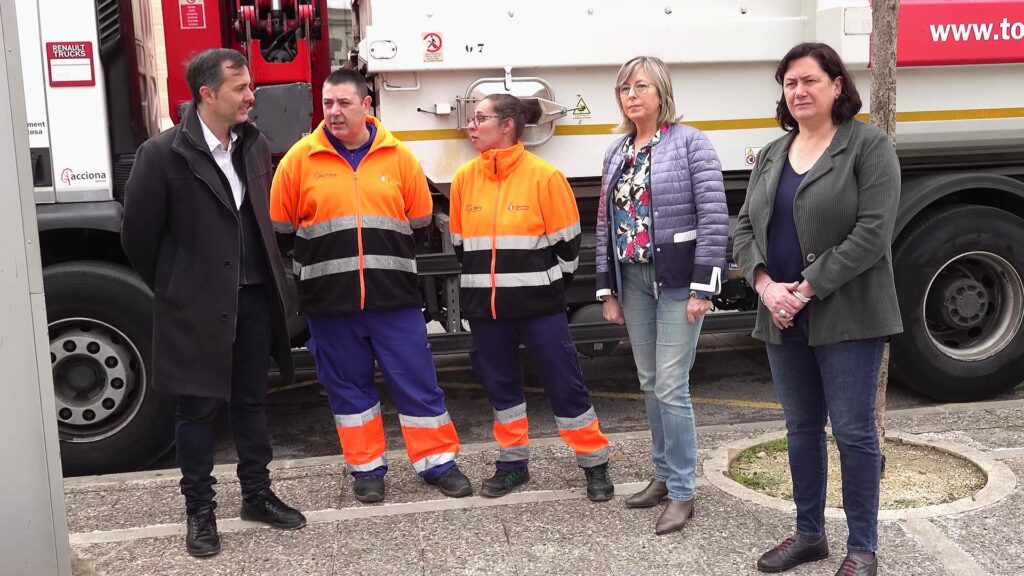 L’Ajuntament de Tortosa reorganitza el servei de neteja i renova la imatge Presentació de la campanya Cuidem Tortosa amb l'alcaldessa Mar Lleixà i operaris de neteja davant d'un camió de recollida a Tortosa.