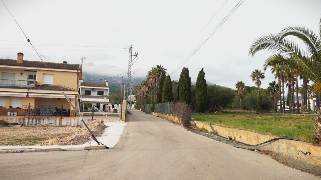 L’Agència Catalana de l’Aigua adjudica el projecte per protegir Alcanar-Platja de futures inundacions després de danys de més de 12 milions d’euros Vial asfaltat i entorn natural vora el barranc del Llop a Alcanar-Platja, Montsià.
