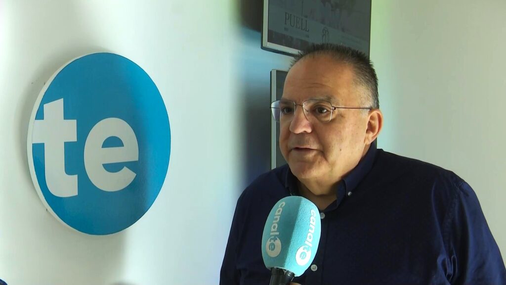 El periodista Ximo Rambla durant una entrevista per a Canal TE a Tortosa, Baix Ebre.