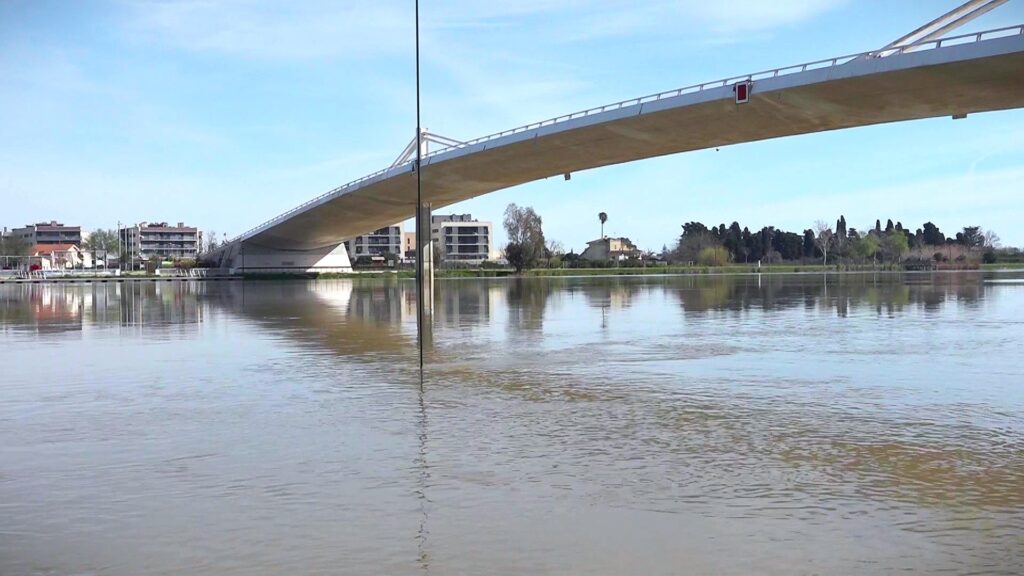 Tècnics de la CHE realitzant mesuraments de sediments al riu Ebre al seu pas per Sant Jaume d'Enveja.