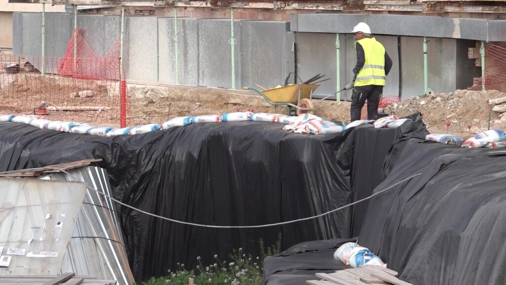 Operari treballant en les obres de fonamentació de l'ampliació de l'Hospital Verge de la Cinta a Tortosa, Baix Ebre.