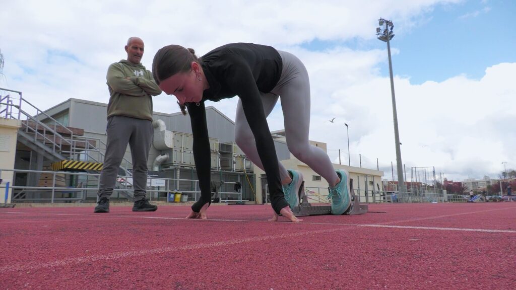 Lluna Marsal entrenant a la pista d'atletisme d'Amposta, Montsià.
