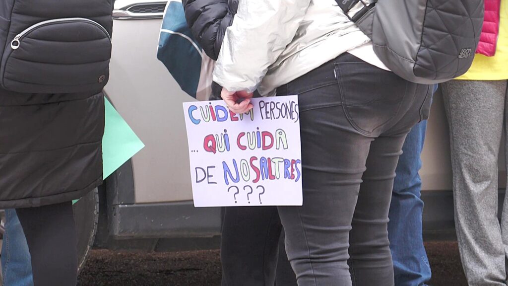 Detall d'una pancarta en una protesta de vetlladores a les Terres de l'Ebre que pregunta "Cuidem persones... qui cuida de nosaltres?".
