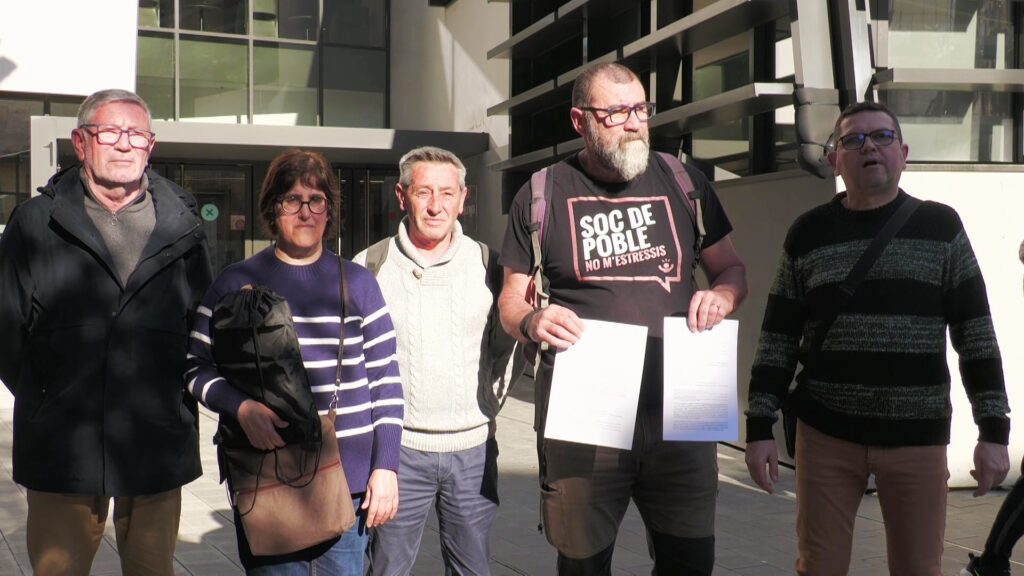 Veïns de Jesús presenten més de 200 signatures per denunciar la precarietat del servei elèctric Veïns de Jesús a les portes dels serveis territorials a Tortosa per presentar signatures contra Endesa i els talls de llum.