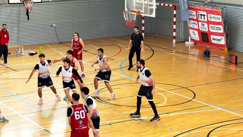 Jugadors del CB Cantaires Tortosa en un partit de bàsquet al pavelló de Ferreries a les Terres de l'Ebre.