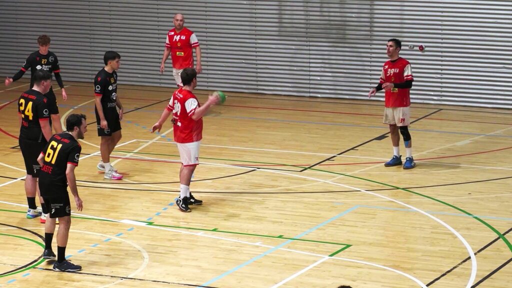 Jugadors d'handbol del CE Tortosa i el Sant Andreu durant un partit de lliga a Tortosa, Baix Ebre.
