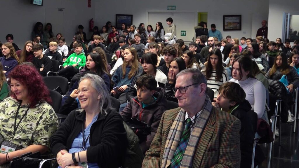 Alumnes i autoritats durant la inauguració del 13è Tortosa Irish Festival a l'Auditori Felip Pedrell de Tortosa, Baix Ebre.