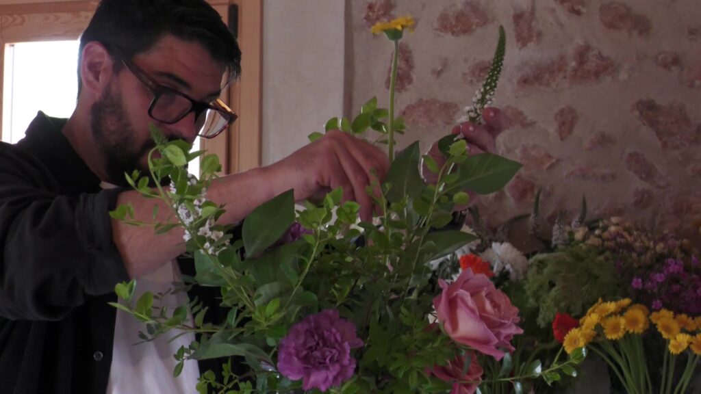 Tivissa acull un taller floral en plena campanya de ‘La Ribera en flor’ Juan Giner de Flowering Moments realitzant un centre floral durant les jornades de la floració a la Ribera d'Ebre.
