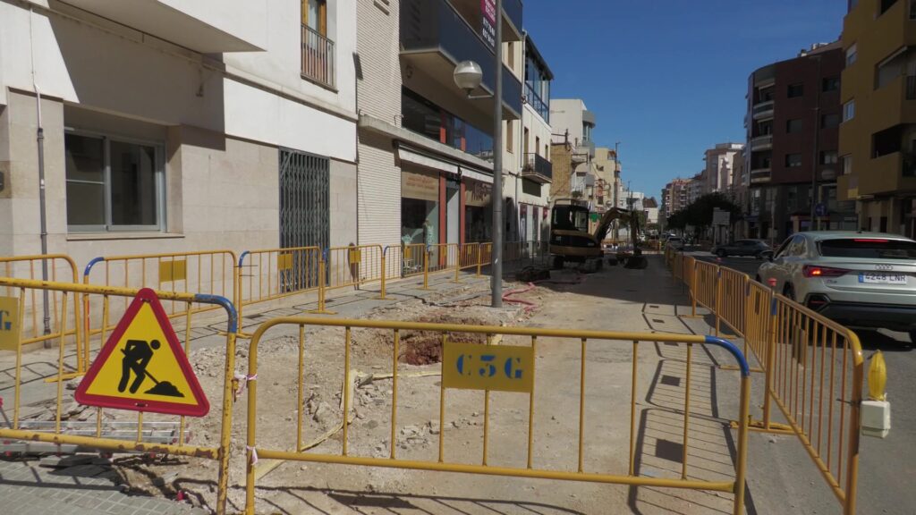 Amposta inicia les obres de transformació de l’avinguda Santa Bàrbara en un via més verda i accessible Obres de remodelació a l'avinguda Santa Bàrbara d'Amposta, al Montsià, amb maquinària i tanques de seguretat.