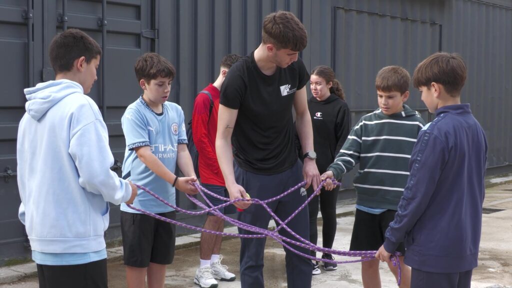 Amposta acull la tretzena diada poliesportiva del Montsià amb prop de 300 alumnes Alumnes de primer d'ESO participant en activitats cooperatives amb cordes al parc dels Xiribecs d'Amposta, Montsià.