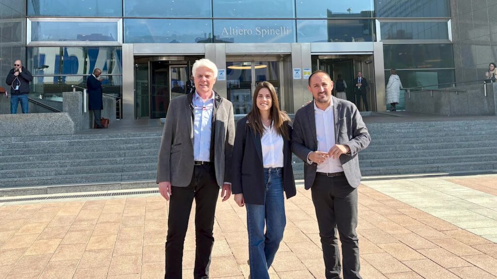 Joan Alginet i representants dels GALP ebrencs davant l'edifici Altiero Spinelli a Brussel·les.