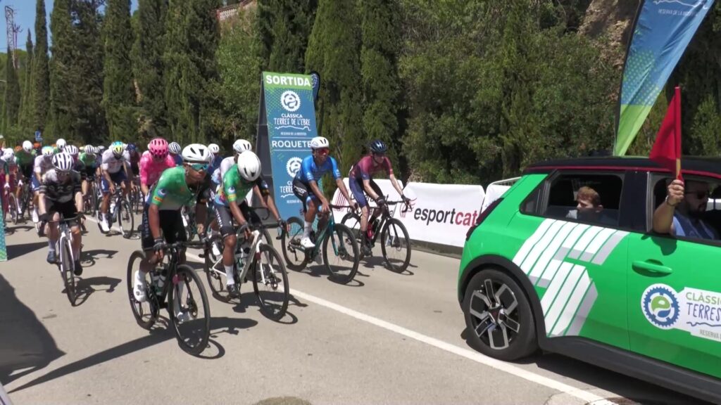 Pilot de ciclistes professionals a la sortida de la III Clàssica Terres de l'Ebre al seu pas per Roquetes.