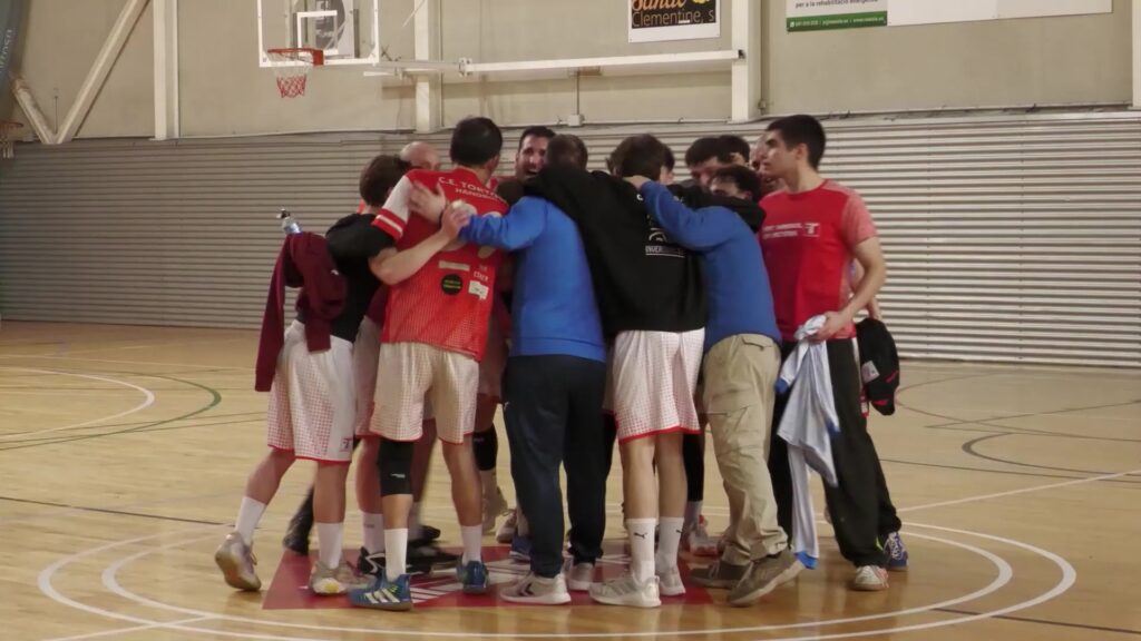 Jugadors del CE Tortosa fent pinya al pavelló de Ferreries a Tortosa, Baix Ebre.