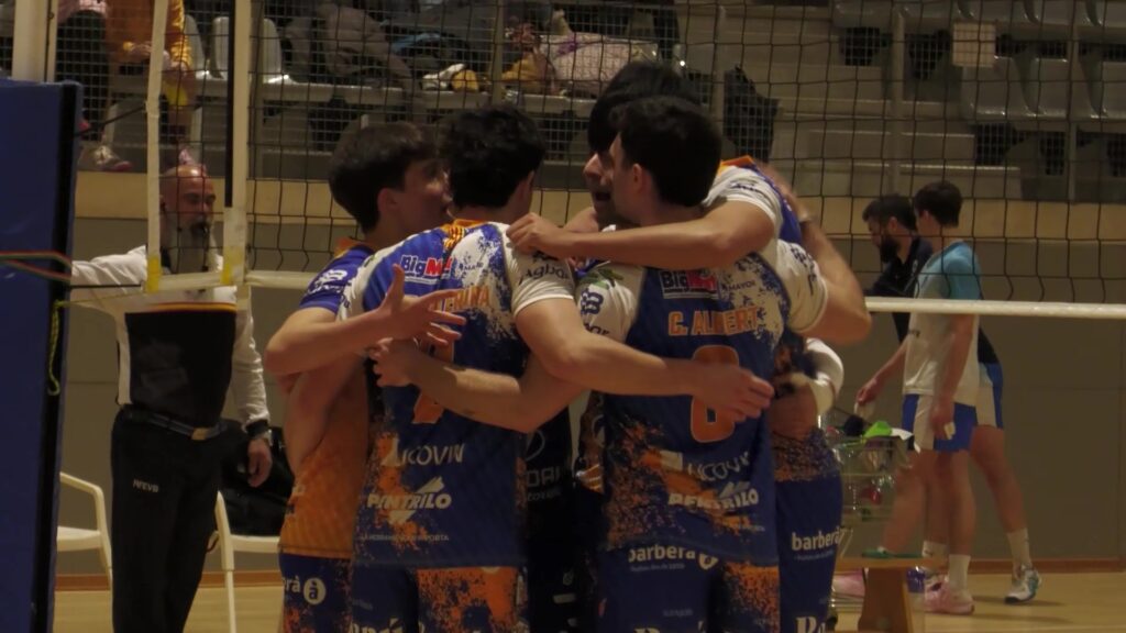 Jugadors del Club Voleibol Roquetes celebrant un punt en un partit a les Terres de l'Ebre.