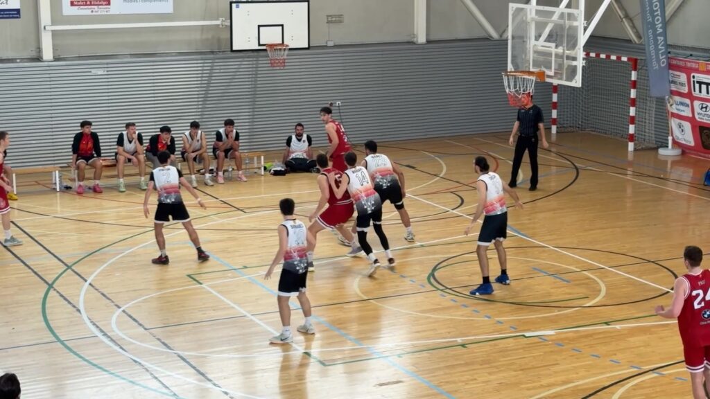 Jugadors del CB Cantaires Tortosa durant un partit de bàsquet al pavelló de Ferreries a Tortosa, Baix Ebre.