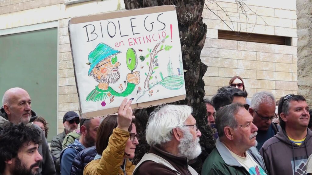 Concentració de protesta davant la delegació del govern a Tortosa en defensa del Parc Natural dels Ports.