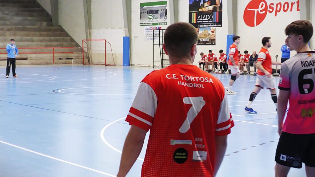 Jugadors d'handbol del CE Tortosa i l'Handbol Gavà durant un partit al pavelló de Ferreries, Tortosa, Baix Ebre.