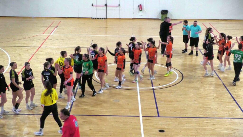 Jugadores del Club Handbol Amposta saludant el rival després de la victòria a la Lliga Catalana Or.