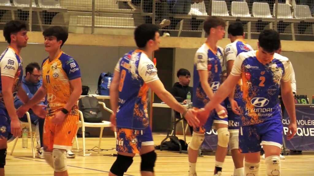 Jugadors del Club Voleibol Roquetes celebrant la classificació al pavelló de Roquetes, Baix Ebre.
