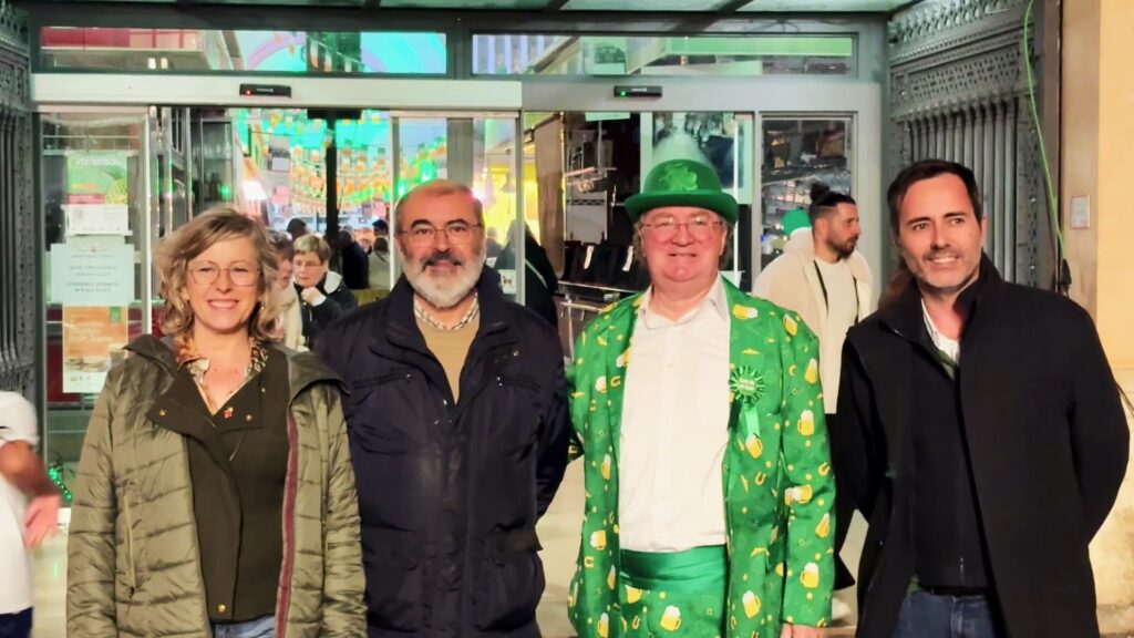 Representants institucionals i organitzadors de l'Irish Festival de Tortosa davant del Mercat Municipal durant la cloenda.