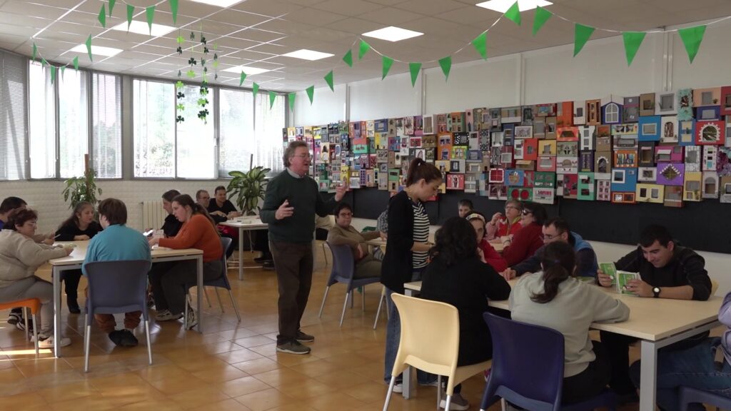 Usuaris de la Fundació Mercè Pla de Tortosa jugant a cartes en anglès amb membres del Tortosa Irish Festival.