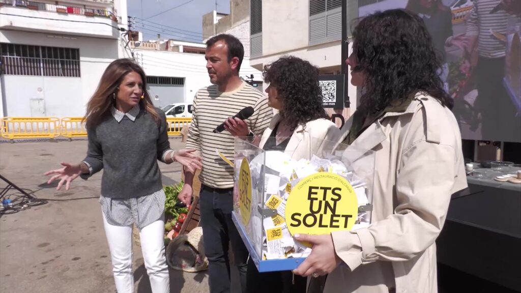 Jornada gastronòmica Ets un Solet al Mercat Municipal d'Alcanar amb sorteig de campanya i representants locals.