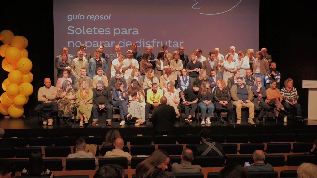 Foto de família de tots els guardonats amb els distintius Soletes de la Guia Repsol durant la gala celebrada a Alcanar, Montsià.