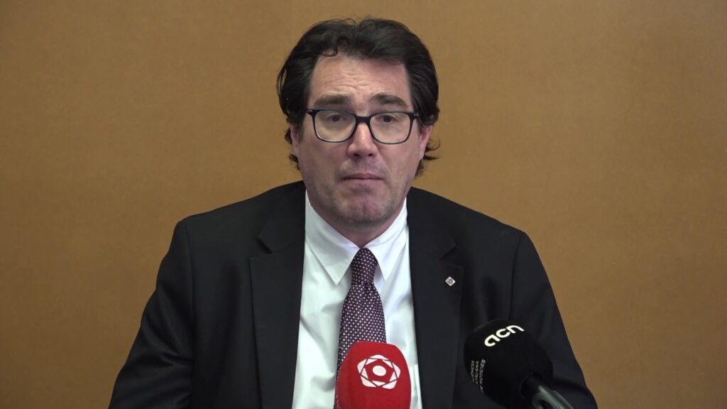 Jaume Baró, secretari d'Empresa i Competitivitat, durant la reunió del Fons de Transició Nuclear al Consell Comarcal del Priorat.