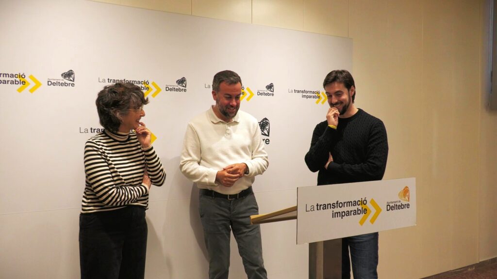 L'alcalde Lluís Soler acompanyat de regidors de l'ajuntament de Deltebre en una roda de premsa.