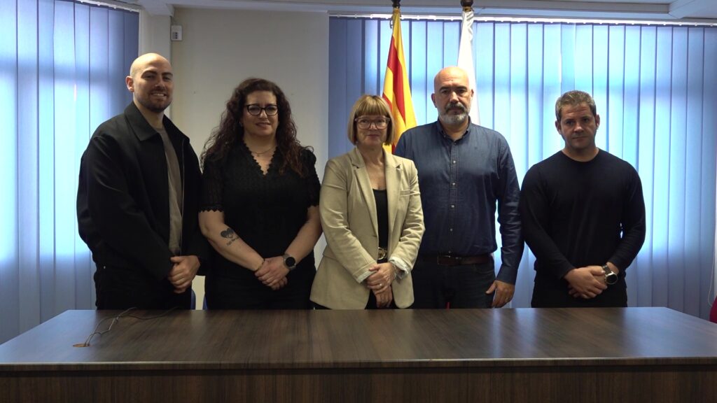 Eva del Amo i els regidors de Junts en roda de premsa a l’Ametlla de Mar, Baix Ebre.