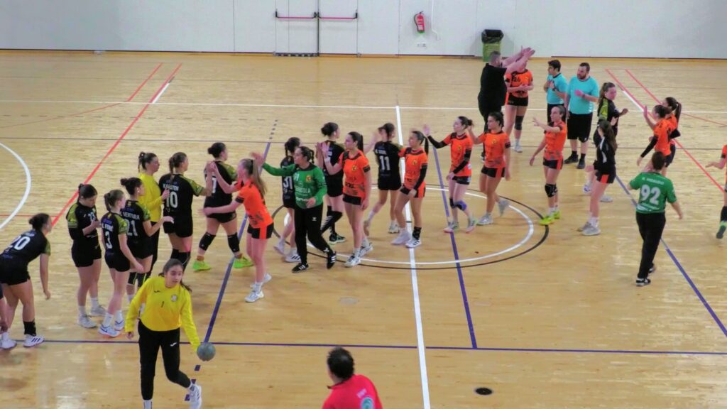 Jugadores de l'Handbol Amposta i el Vilanova del Camí saludant-se al pavelló municipal d'Amposta, Montsià.