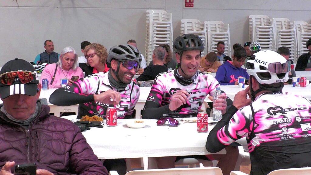 Ciclistes del club QR Bikes dinant a l'Ampolla durant la SB Hotels La Garba a les Terres de l'Ebre.