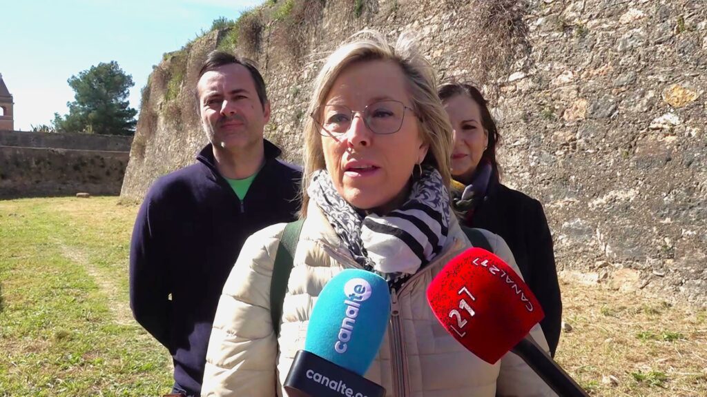 Tortosa impulsarà la declaració de la Setmana Santa com a Festa d’Interès Turístic de Catalunya L'alcaldessa de Tortosa, Mar Lleixà, atenent els mitjans de comunicació a l'exterior del castell de la Suda de Tortosa.