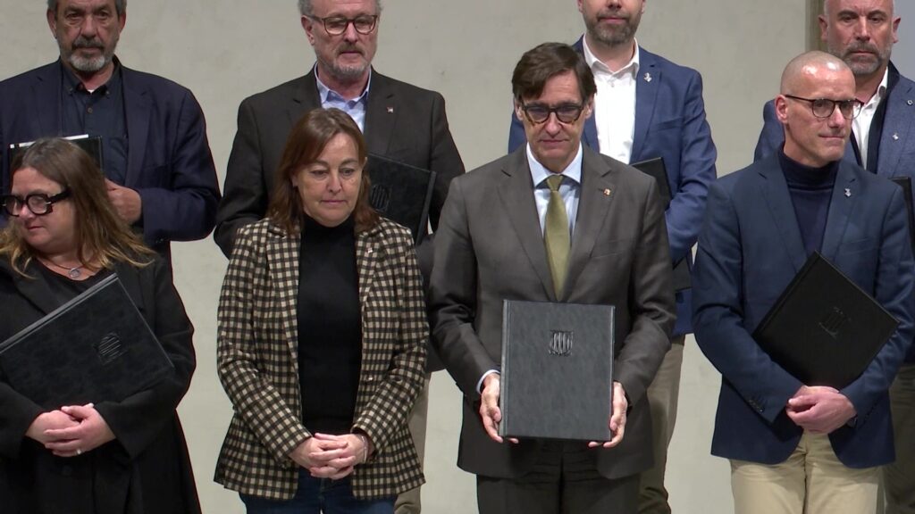 Salvador Illa i representants municipals, incloent-hi la Sénia, en la firma dels convenis d'habitatge a la Generalitat.