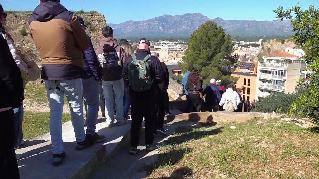Grup de ciutadans realitzant una visita guiada pel circuit verd de les muralles de Tortosa, Baix Ebre.