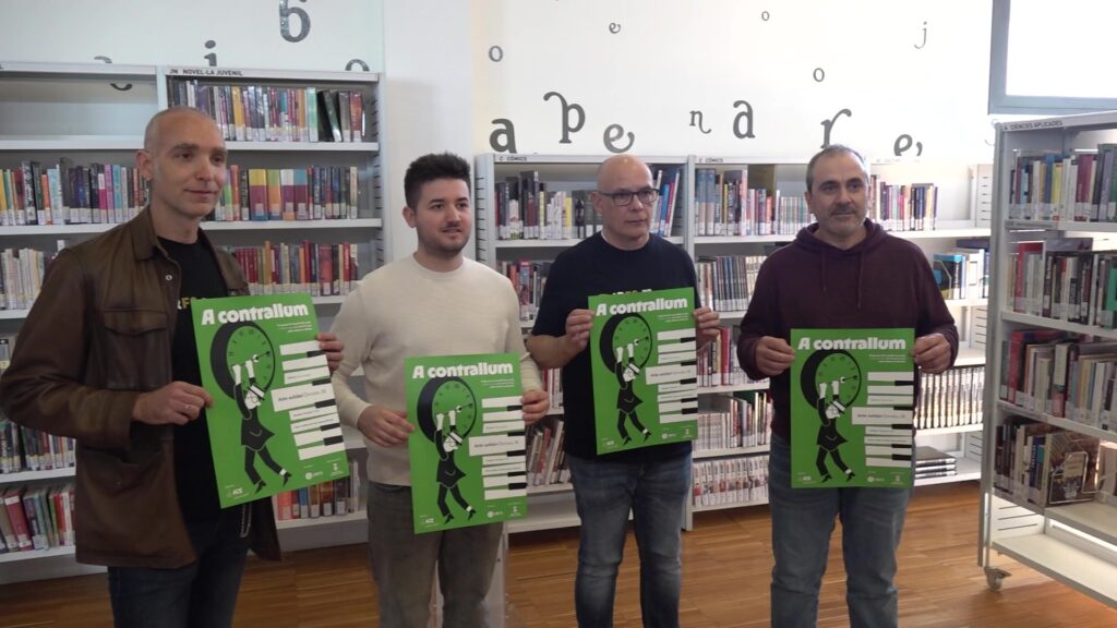 Representants municipals i de l'associació Cistinosi Espanya presenten el cartell d'A contrallum a Sant Jaume d'Enveja.