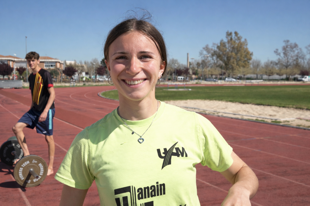 Lluna Marsal somrient a les pistes d'atletisme d'Amposta, Montsià.