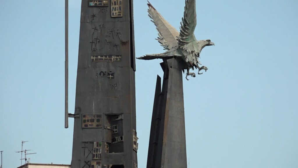 Monument franquista de Tortosa situat al mig del riu Ebre amb l'àguila i l'estrella.