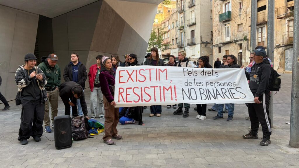 Manifestació de l'associació La Bassa Mar pels drets no binaris davant del Registre Civil de Tortosa, Baix Ebre.
