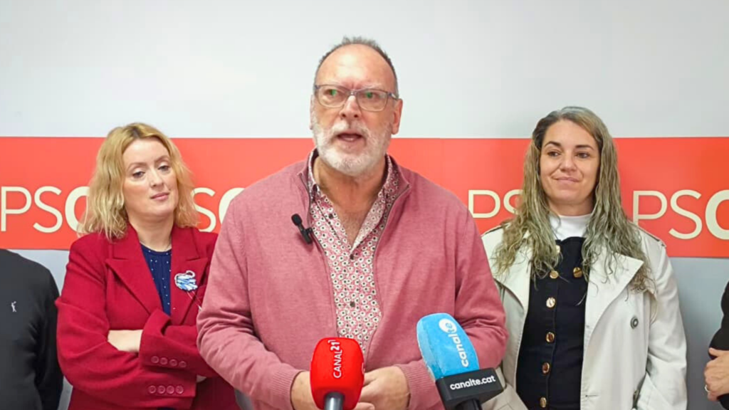 Pere Montañana durant la seua presentació com a candidat del PSC a l'alcaldia d'Amposta al costat de membres del partit.