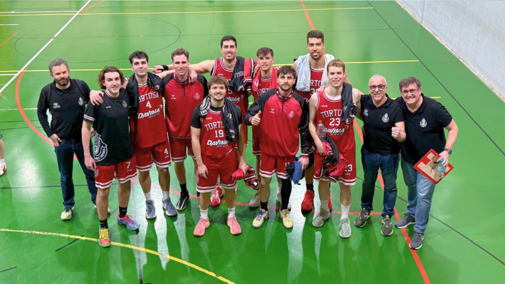 El CB Cantaires aconsegueix la tercera victòria de la temporada fora de casa Jugadors i cos tècnic del CB Cantaires Tortosa celebrant la victòria a la pista del pavelló de bàsquet.