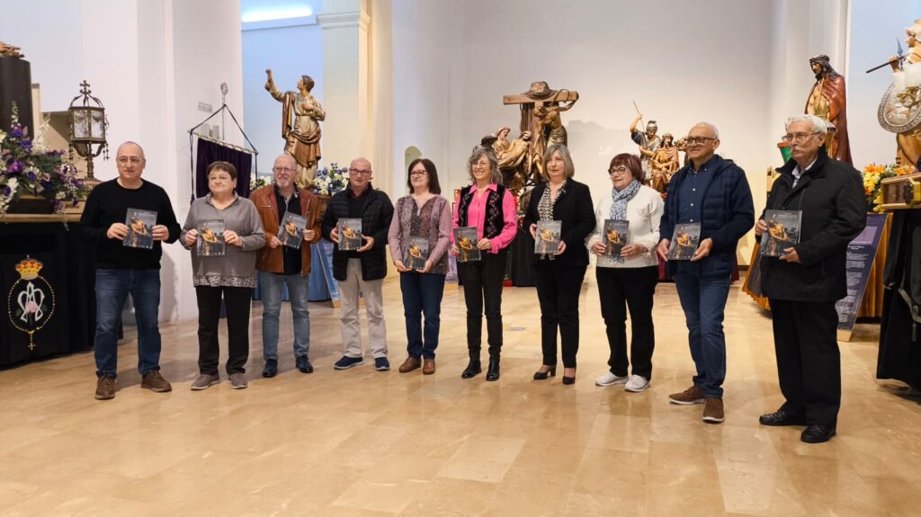 Representants de les confraries de la Setmana Santa de Tortosa presentant l'opuscle de l'any 2026 al Baix Ebre.