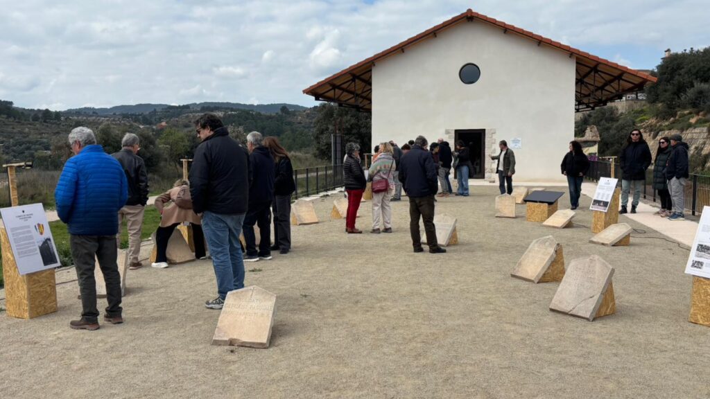 Inauguració de l'exposició sobre la memòria democràtica a l'ermita de Sant Josep de Bot, Terra Alta.