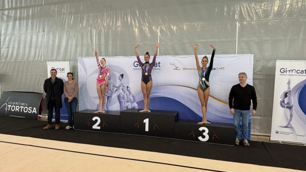 Podi del Campionat de Catalunya de gimnàstica rítmica a Tortosa amb Jordi Jordan, Montse Pegueroles, Xavier Marc Mateu i les gimnastes guanyadores.