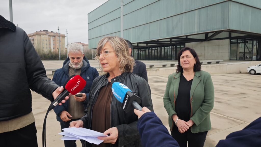 Mar Lleixà, alcaldessa de Tortosa, davant del pavelló de Remolins durant l'anunci de les obres de plaques solars.