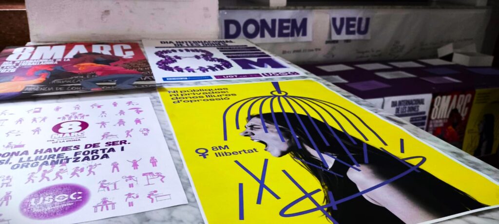 Cartells reivindicatius del 8 de març i el Dia Internacional de les Dones en un acte sindical a les Terres de l'Ebre.