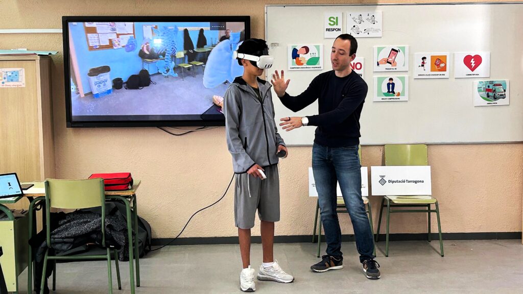 Alumne d'Amposta utilitzant ulleres de realitat virtual en un taller de RCP a les Terres de l'Ebre.