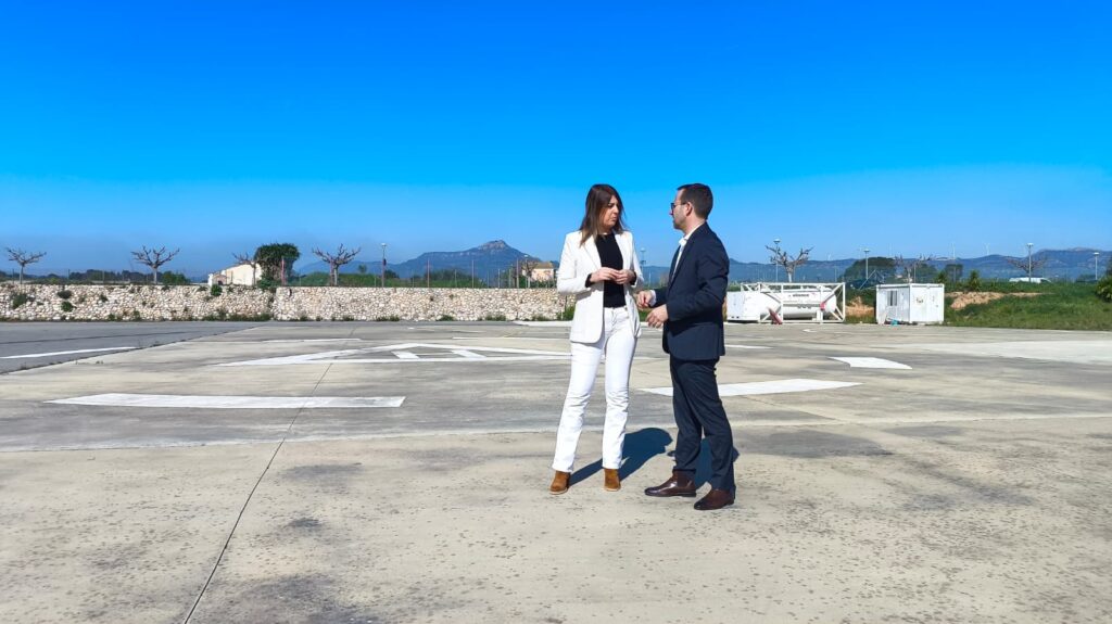 L'alcalde Rubén Biarnés i la diputada Irene Negre conversant a l'actual heliport de Móra d'Ebre.