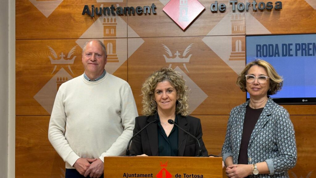 Roda de premsa de Junts per Tortosa a l'Ajuntament de Tortosa sobre dades turístiques.