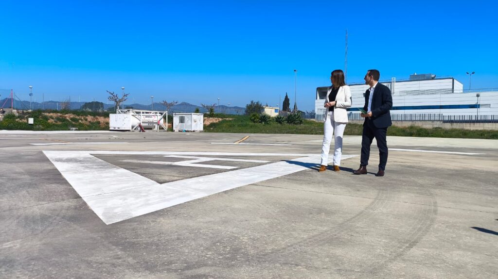Terrenys per al futur heliport a Móra d'Ebre amb l'alcalde Rubén Biarnés i una tècnica municipal.